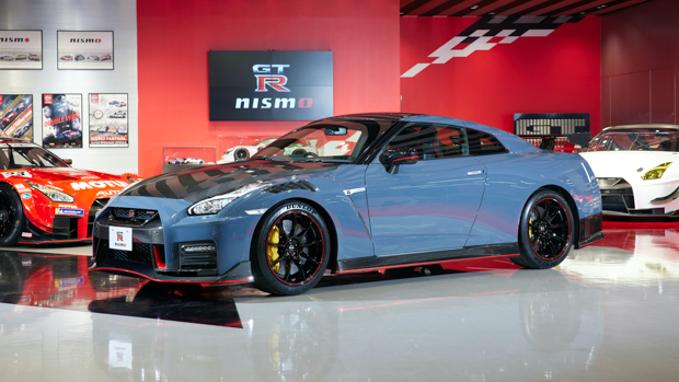 Nissan GT-R Nismo 2022 front 3/4