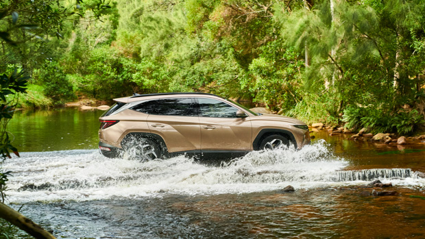 Hyundai Tucson 2021 highlander side driving