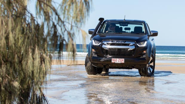 Isuzu D-Max 2021 LSU black front view