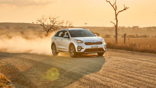 Kia Niro Hybrid 2021 driving dirt