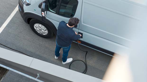 Peugeot e-Boxer 2021 plug