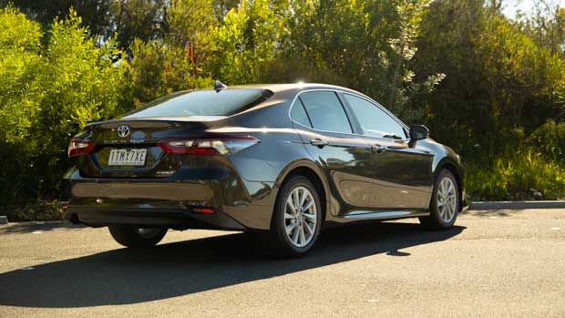 Toyota Camry Hybrid Ascent 2021 rear 3/4