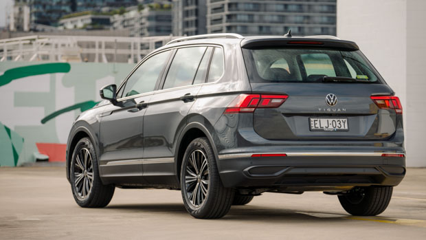 Volkswagen Tiguan 110TSI Life 2021 rear view