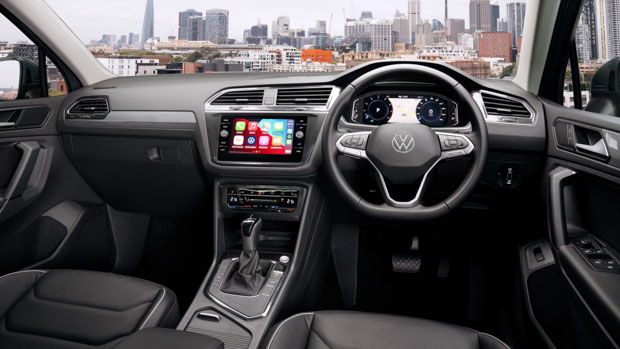 Volkswagen Tiguan 110TSI Life 2021 dash view