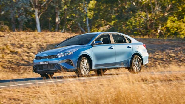 Kia Cerato 2021 Sport+ front 3/4 driving