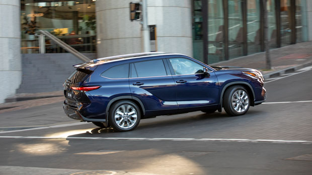 Toyota Kluger Grande Hybrid 2021 driving