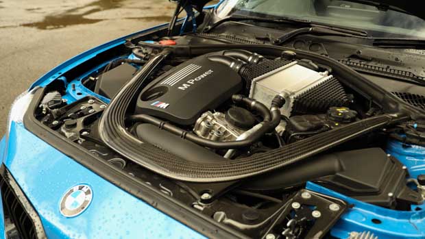 BMW M2 CS 2021 engine front 3/4