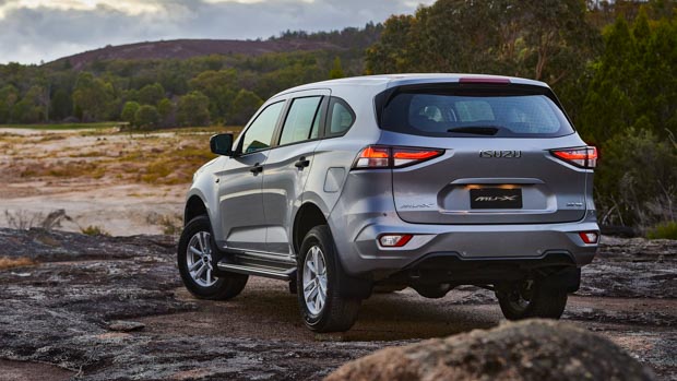 Isuzu MU-X 2021 rear 3/4 outdoor