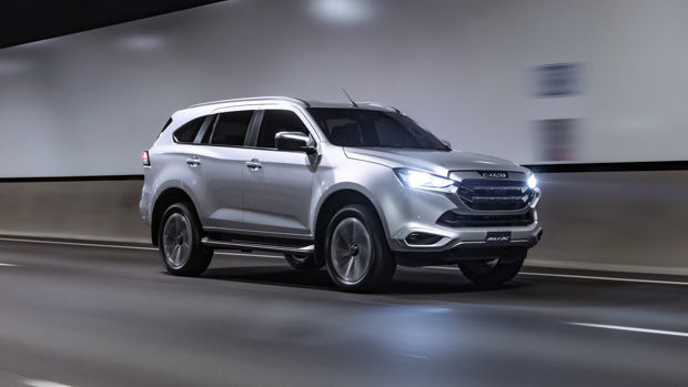 Isuzu MU-X 2021 driving highway