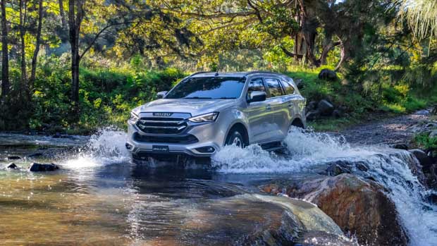 Isuzu MU-X 2021 river crossing