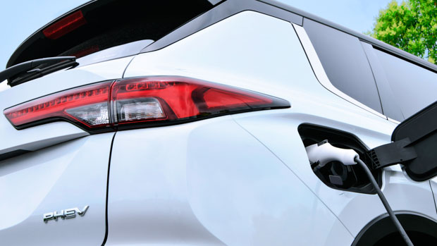 Mitsubishi Outlander PHEV 2022 teaser plug