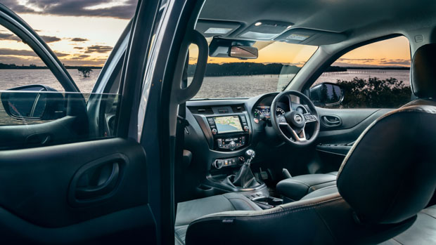 Nissan Navara PRO-4X Warrior 2022 interior