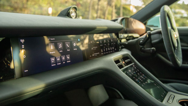 Porsche Taycan 4S 2021 passenger display