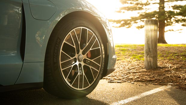 Porsche Taycan 4S 2021 Turbo aero wheels