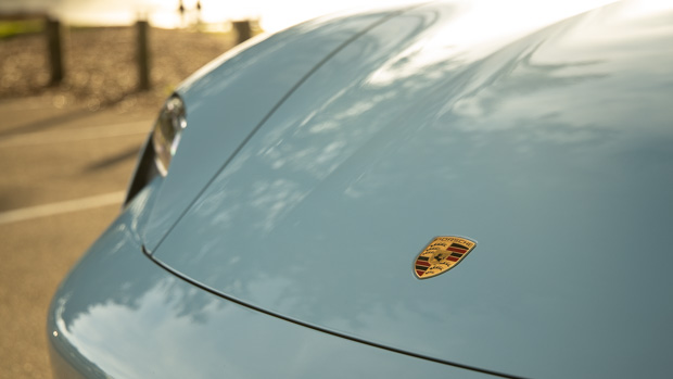 Porsche Taycan 4S 2021 crest