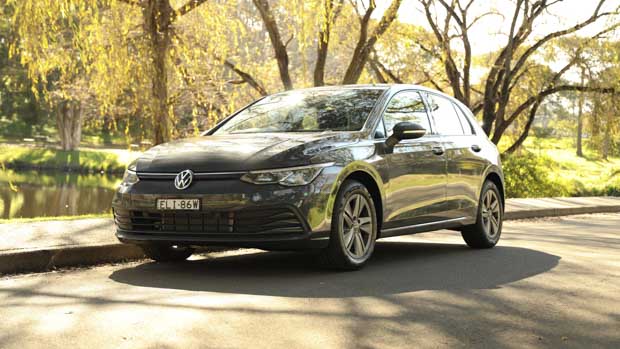 Volkswagen Golf base 2021 front 3/4