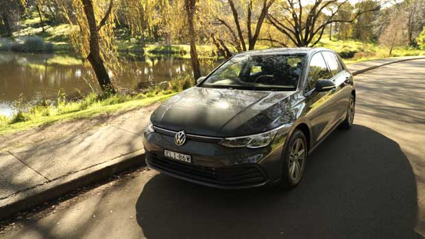 Volkswagen Golf base 2021 front 3/4 eye angle