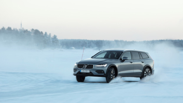 Volvo V60 Cross Country 2022 sliding