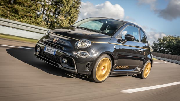 Abarth 595 Scorpioneoro 2021 front 3/4