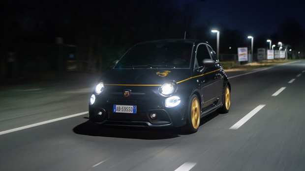 Abarth 595 Scorpioneoro 2021 front 3/4 driving
