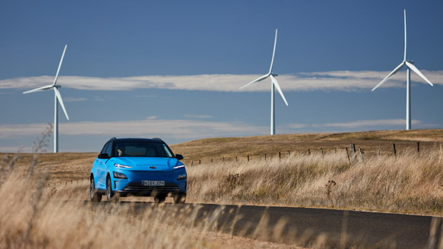 Hyundai Kona Electric Highlander 2021 front 3/4 distance