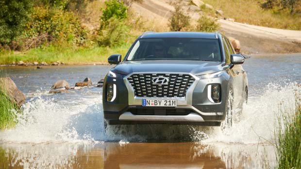 Hyundai Palisade 2022 driving through water