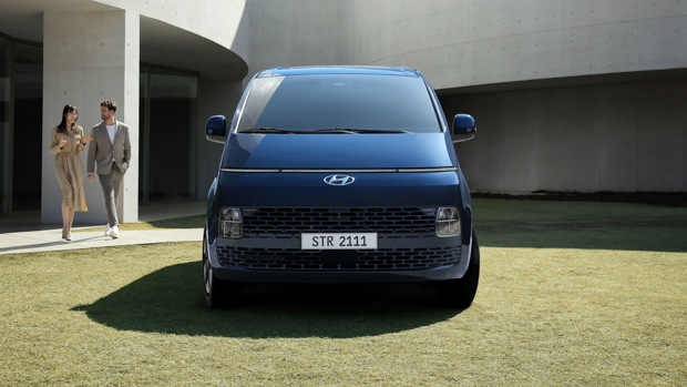 Hyundai Staria 2021 front