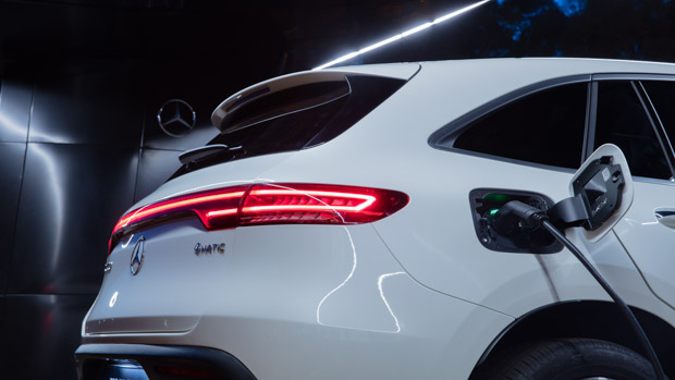 Mercedes-Benz EQC 2022 plug charging