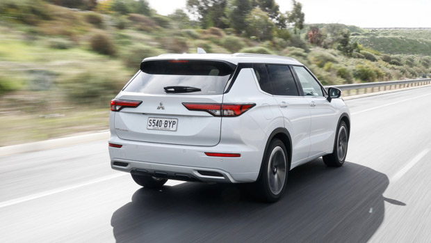 Mitsubishi Outlander 2022 rear 3/4 driving