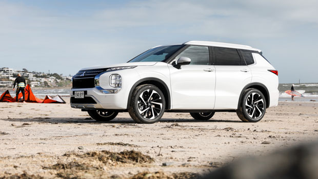 Mitsubishi Outlander 2022 front 3/4 beach