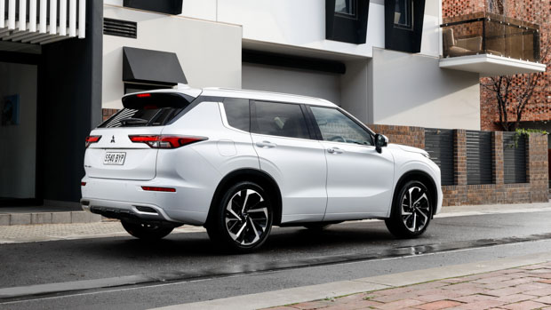 Mitsubishi Outlander 2022 rear 3/4 static