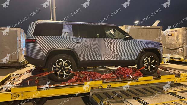 Rivian R1S side 2022 new watermark