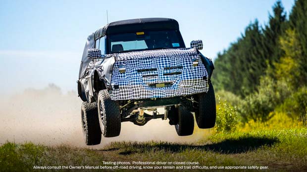 Ford Bronco Raptor 2022 camouflaged