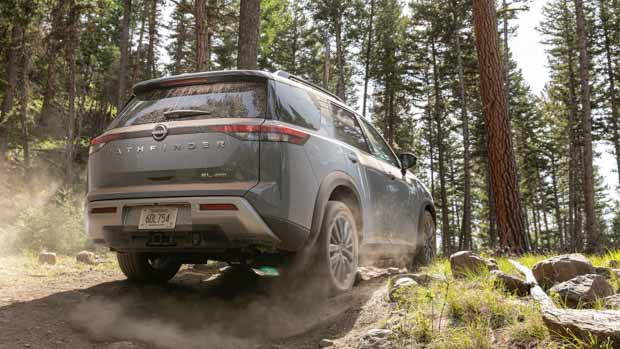 Nissan Pathfinder 2022 rear climbing