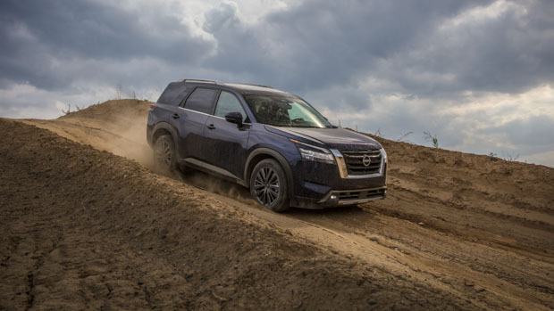 Nissan Pathfinder 2022 front climbing