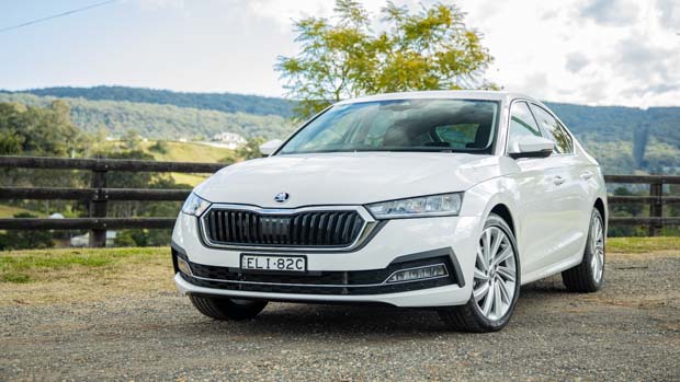 Skoda Octavia 110TSI Ambition 2021 white front end