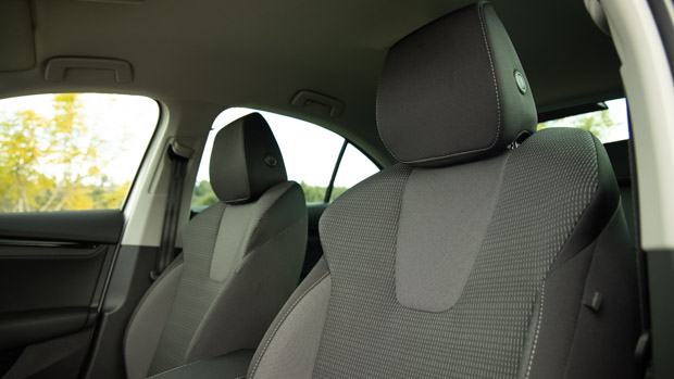 Skoda Octavia 110TSI Ambition 2021 front seats