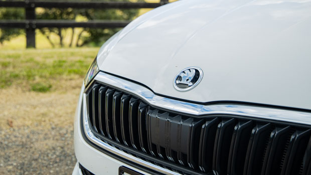 Skoda Octavia 110TSI Ambition 2021 white badge