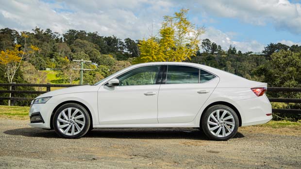 Skoda Octavia 110TSI Ambition 2021 side profile