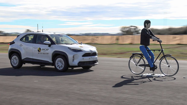 Toyota Yaris Cross 2022 AEB cyclist