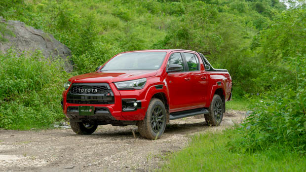 Hilux GR Sport S dirt