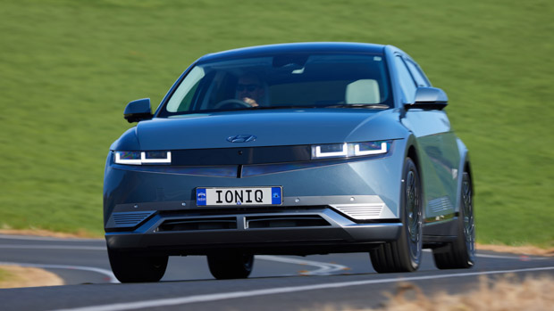 Hyundai IONIQ 5 2022 front 3/4 moving