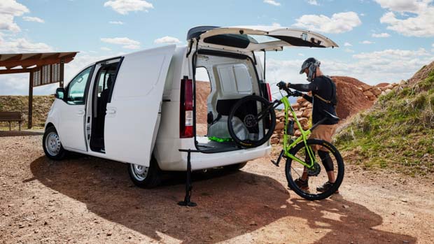 Hyundai Staria Load 2022 loading from rear