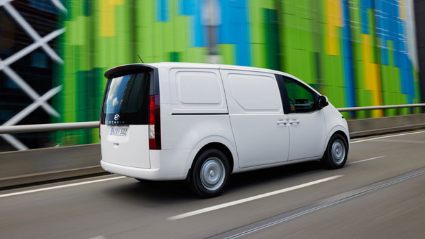 Hyundai Staria Load 2022 driving