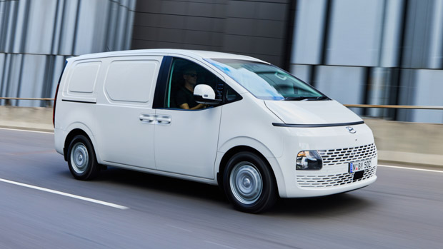 Hyundai Staria Load 2022 road manners