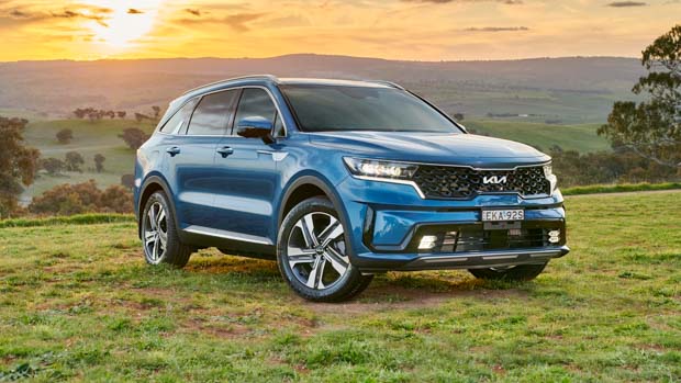Kia Sorento PHEV 2022 front 3/4 2