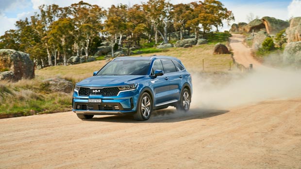 Kia Sorento PHEV 2022 front driving outback