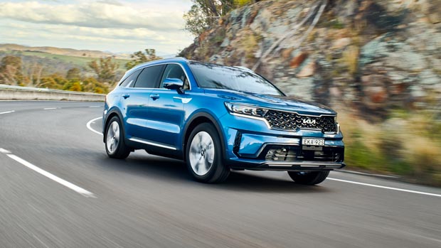 Kia Sorento PHEV 2022 front 3/4 driving