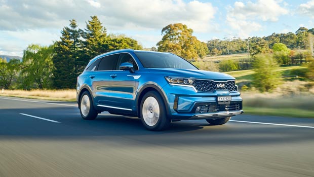 Kia Sorento PHEV 2022 front 3/4 driving 2
