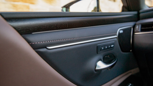 Lexus ES 300h Sports Luxury 2022 trim